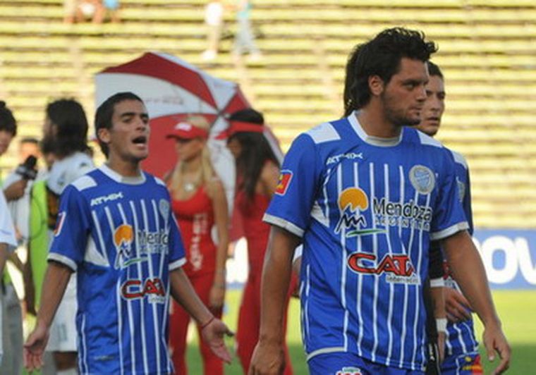 Un pobre partido jugó el Tomba. Foto: Gerardo Gómez / Mdz