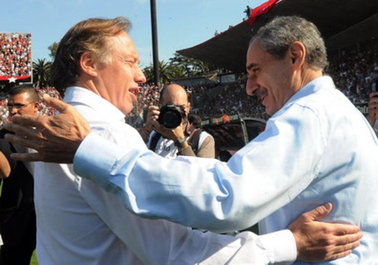 Cappa saluda a Sensini. Foto: Télam