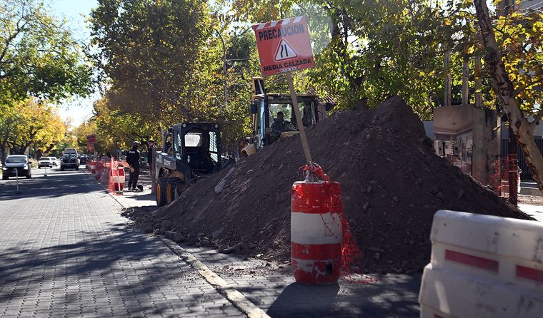 Caños, adoquines levantados, vallados y maquinaria forman parte del paisaje actual en varios sectores transitados de la Ciudad de Mendoza.