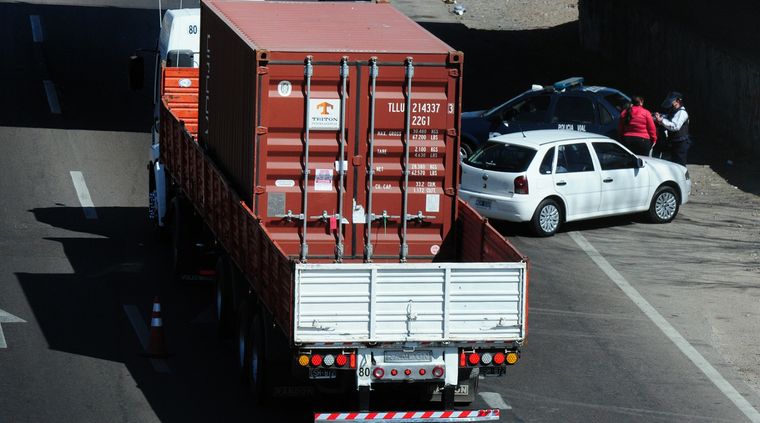 La suba de los costos de transporte tendrá un fuerte impacto en la actividad económica, a partir de la devaluación de esta semana. Foto: ALF PONCE MERCADO / MDZ