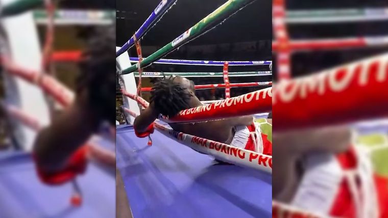 El momento en el que el boxeador nigeriano cae desvanecido sobre las cuerdas del ring. Foto: captura de TV