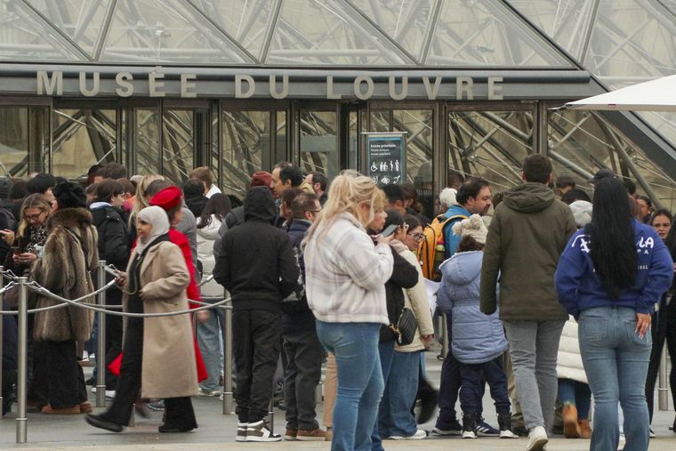 trabajadores del museo louvre francia
