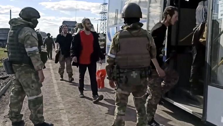 Prisioneros ucranianos, en manos rusas. Foto: LaVanguardia.
