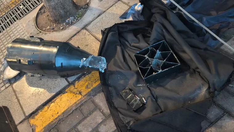 Un elemento clave para los investigadores es un escrito redactado en idioma árabe que fue hallado junto al bolso sospechoso.