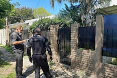 Oficiales en la casa de Eric Torales, cuando le notificaron el embargo