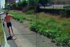 Corriendo El hombre vio que el camión llevaba vino y ni lo pensó.