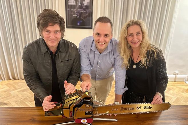 Manuel Adorni, junto a Karina y Javier Milei Foto: X (@LLibertadAvanza)