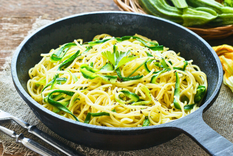 Receta fácil de tallarines de calabacín con pesto de nueces Foto: Shutterstock