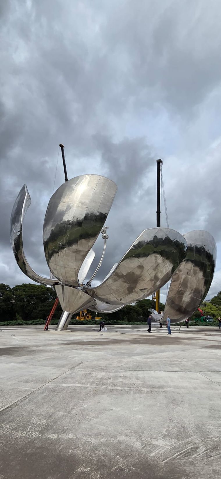 Así fue la restauración del pétalo de la Floralis Genérica.
