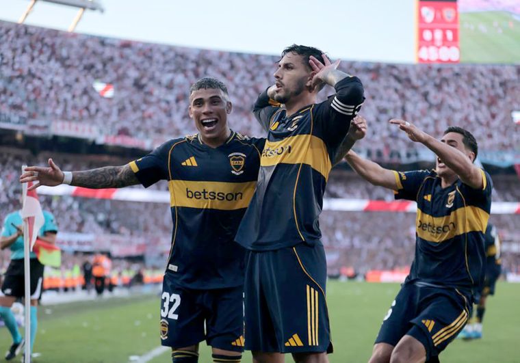 Leandro Paredes ya convirtió el 1-0 de Boca mediante un tiro penal y lo festejó con un homenaje al presidente del Xeneize, Juan Román Riquelme. 