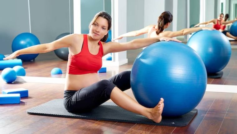 El ejercicio de pilates que ayuda a mejorar la espalda y respiración (Shutterstock).