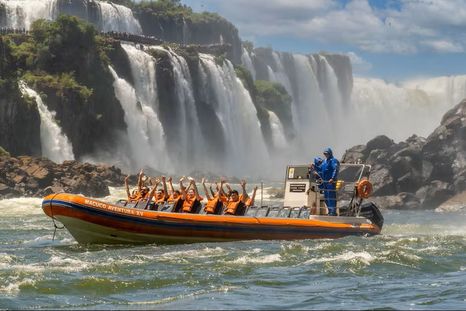 Tragedia en Cataratas: Un turista holandés murió al volcar una lancha del paseo en el lado brasileño.