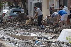 Tras el temporal del 7 de marzo, los propios vecinos salieron a limpiar las calles y sus hogares Foto: NA