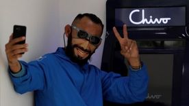 Un usuario en un cajero de bitcoin en El Salvador. Foto: EPA