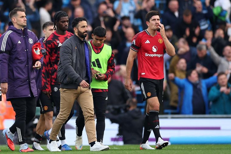 Rúben Amorim, DT de Manchester United, se retira del Etihad Stadium luego de ser goleado por el City en el clásico.