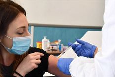 La Agencia Europea de Medicamentos (EMA) concluyó que la vacuna no estaba asociada a un mayor riesgo de coágulos. Foto: EPA