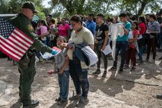 Donald Trump calcula que el uso de la aplicación reducirá los costos de una deportación en aproximadamente un 70%. Foto: BBC