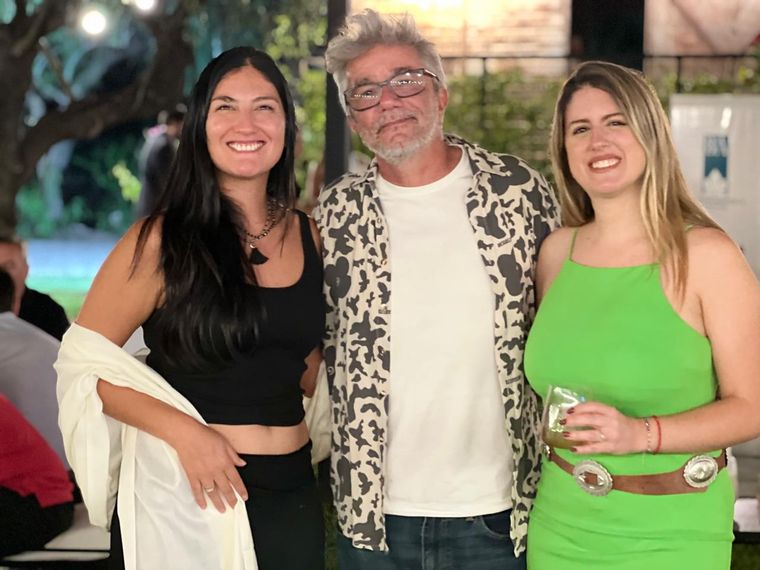 Magalí Cobarrubia (Hospitality Manager Pascual Toso), Marcelo Costa (Vino al Cine) y Flor Ferrer (Run for Wine). Magalí Cobarrubia (Hospitality Manager Pascual Toso), Marcelo Costa (Vino al Cine) y Flor Ferrer (Run for Wine).