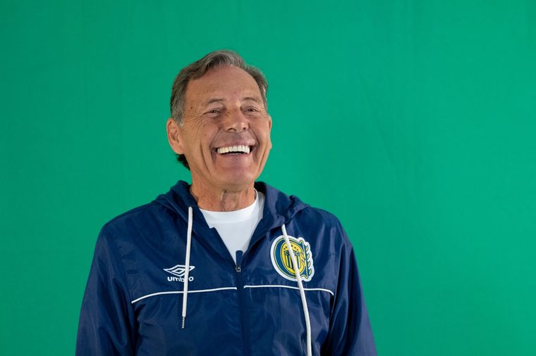 Russo sonríe al saber que tendrá al ídolo en el plantel. Foto: @RosarioCentral