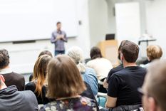 Uno de estos cursos está orientado a la inteligencia artificial aplicada a los negocios.