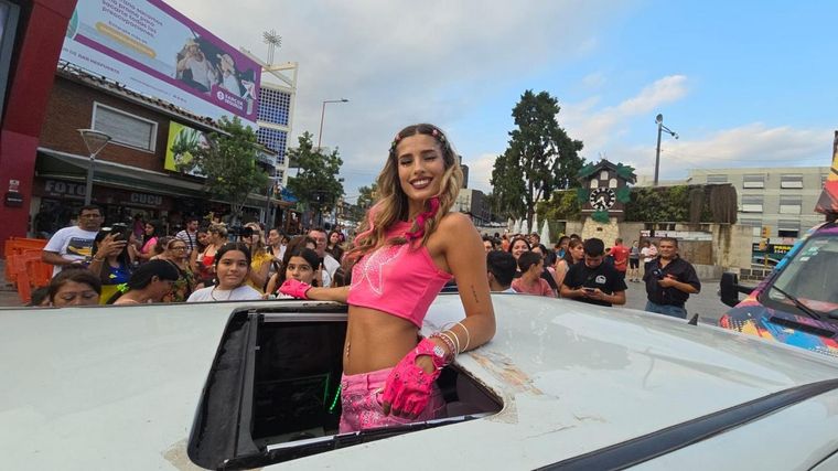 Juli Poggio sorprendió en la tarde del viernes a los turistas congregados en el clásico Reloj Cucú de Villa Carlos Paz. Foto: Luis Tórtolo