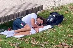 Thomas Ceccon, durmiendo en un jardín de la Villa Olímpica. Foto: Captura Thomas Ceccon, durmiendo en un jardín de la Villa Olímpica. Foto: Captura
