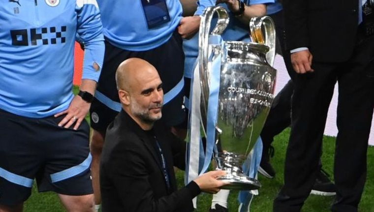 Pep con Champions en sus manos. Foto: EFE