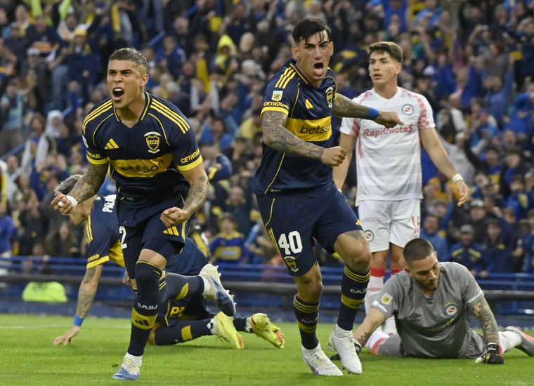 Ayrton Costa convirtió el único tanto de la vitoria de Boca y sale a gritarlo con su compañero de zaga, Lautaro Di Lollo.&nbsp;