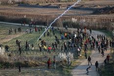En medio de la crisis migratoria en Grecia, las fuerzas de seguridad de ese país intentan dispersar a los solicitantes de asilo con gases lacrimógenos.
