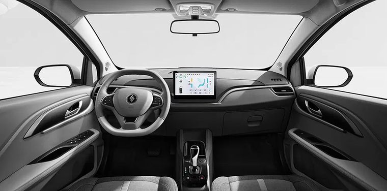Interior del auto con pantalla central de 10,1 pulgadas y conectividad pensada para el uso urbano. Interior del auto con pantalla central de 10,1 pulgadas y conectividad pensada para el uso urbano.