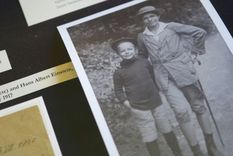 Esta foto de Eduard (izquierda) y Hans Albert, de julio de 1917, la hizo pública la Universidad Hebrea en 2006. Foto: DAVID SILVERMAN/GETTY IMAGES