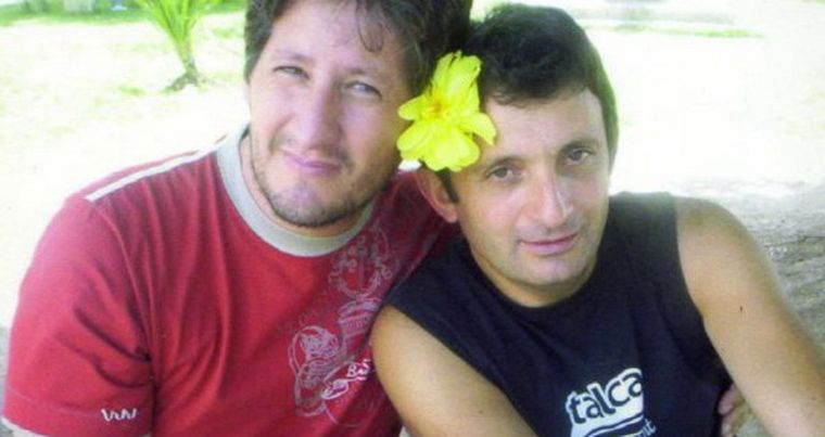 Nos queremos tanto que ya pensamos en nuestra boda, bromeó Daniel, quien posa con su gran amigo. Foto: Gentileza