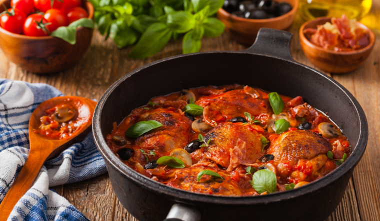 Explora la cocina italiana con pollo a la cacciatore con tomates y aceitunas Foto: Shutterstock