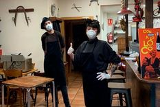 Dos trabajadores del restaurante sancionado, en el interior del local Dos trabajadores del restaurante sancionado, en el interior del local