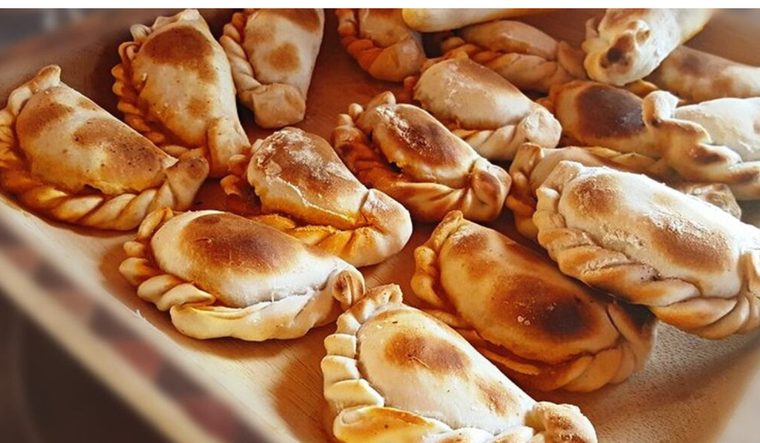 La receta de empanadas de verdura y salsa blanca nació en hogares argentinos como una forma de aprovechar verduras cocidas del día anterior. La receta de empanadas de verdura y salsa blanca nació en hogares argentinos como una forma de aprovechar verduras cocidas del día anterior.
