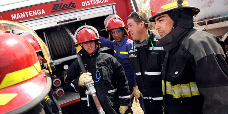 Bomberos de San Rafael y bomberos voluntarios de Villa Atuel. Foto: Agustín Mauricio/Mediamza.com