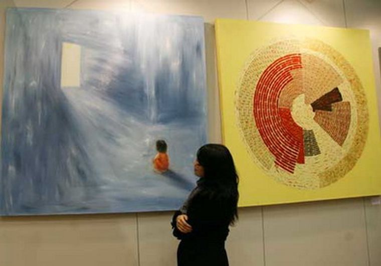 La muestra comprende obras de escultura y fotografías. Foto: web