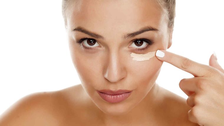 Truco mágico: Tapa las ojeras usando pintalabios rojo