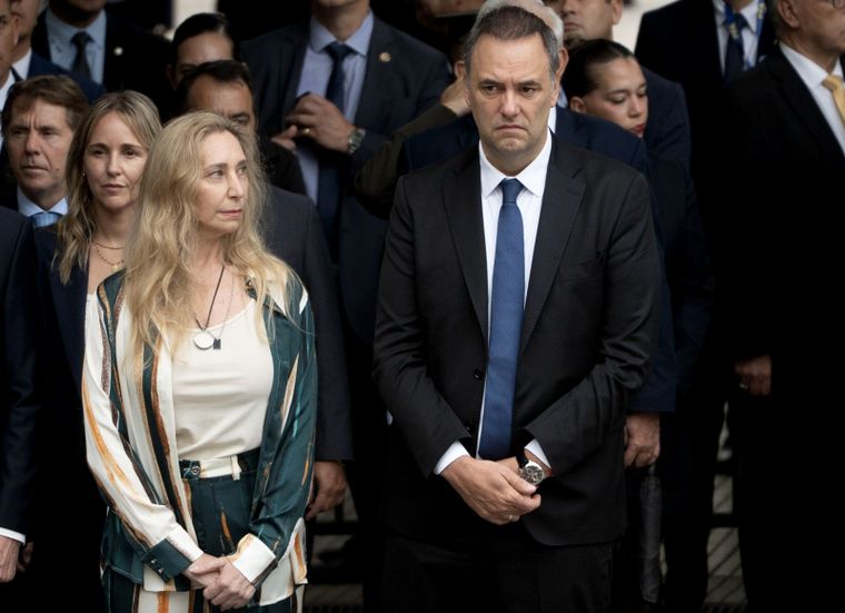 Ante el creciente ruido mediático y la presión judicial, Manuel Adorni planea una contraofensiva administrativa. Ante el creciente ruido mediático y la presión judicial, Manuel Adorni planea una contraofensiva administrativa.
