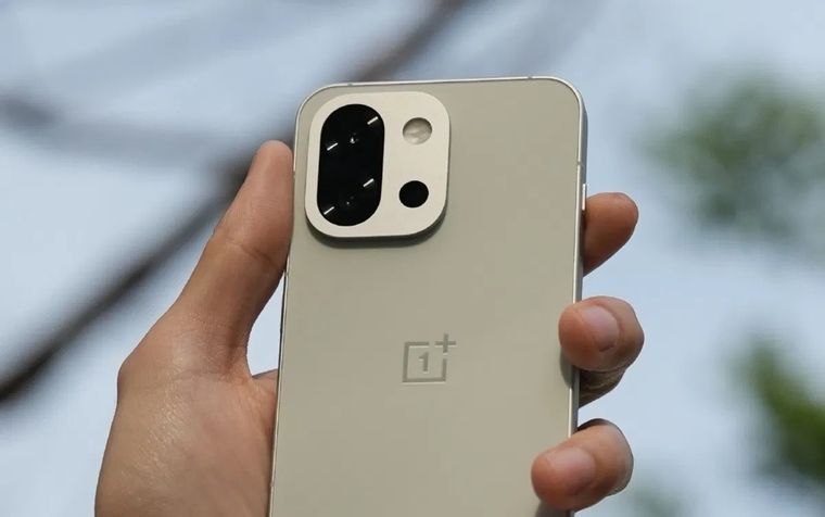 El nuevo OnePlus 15 dejará atrás el módulo circular para adoptar un diseño tipo iPhone. El nuevo OnePlus 15 dejará atrás el módulo circular para adoptar un diseño tipo iPhone.