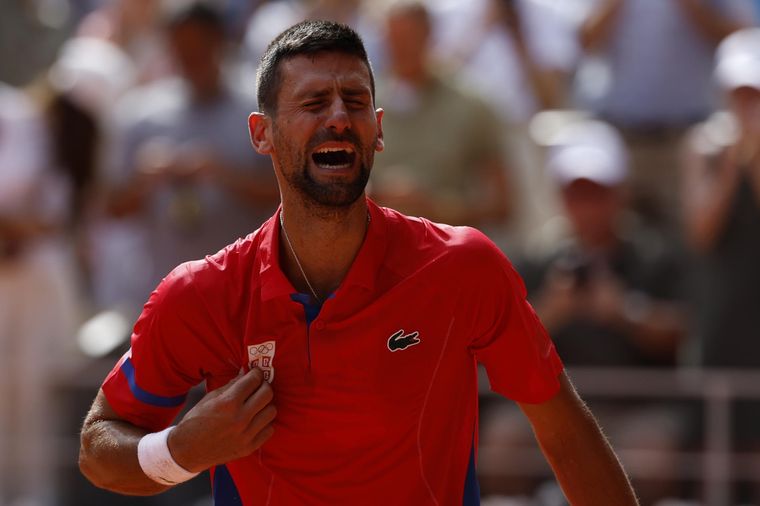 Djokovic no pudo contener las lágrimas al ganar el único título que le faltaba. Foto: EFE