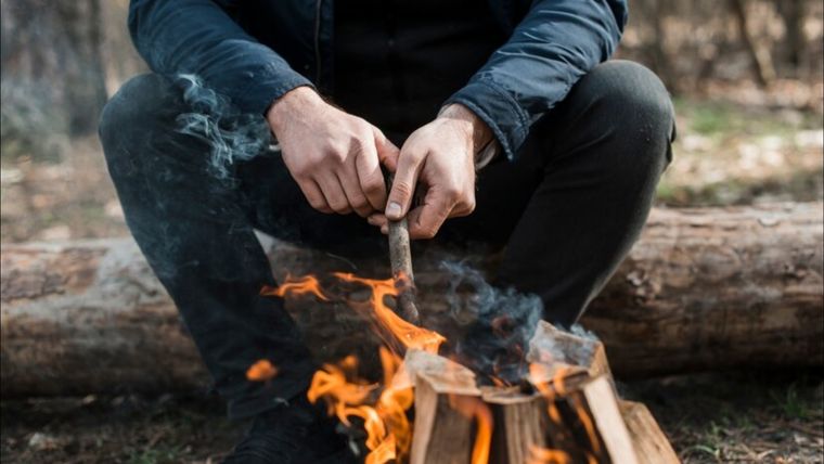 El fuego asciende suavemente varios centímetros por sobre la pira. Foto: Freepick