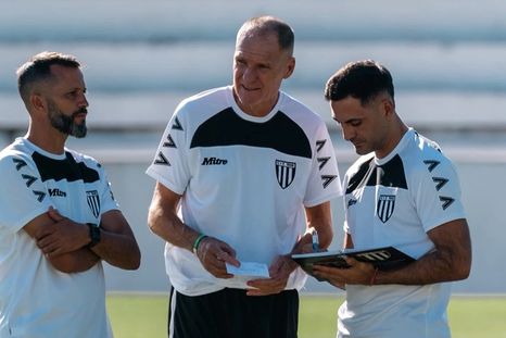 Darío Franco junto a su cuerpo técnico. Darío Franco junto a su cuerpo técnico.