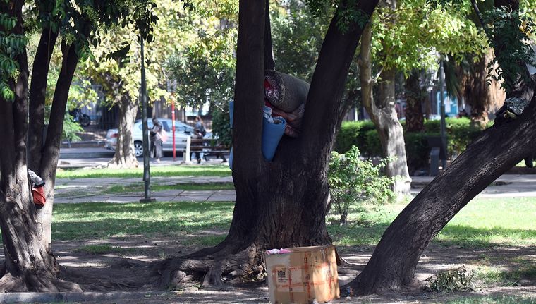 La plaza Almirante Brown será cerrada con un cerco perimetral de tipo Acmafor. Foto: ALF PONCE MERCADO / MDZ