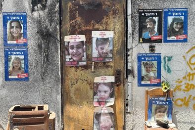 MDZol | Fotos de una familia asesinada por Hamas en la puerta de su casa incendiada en el kibutz de Nir Oz