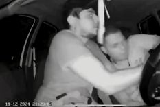 En las imágenes se ve cómo el comprador habla con el presunto vendedor y éste los ataca metiendo su cuerpo dentro del auto. Foto: captura de video.