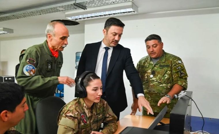 Petri junto al flamante jefe de la Fuerza Aérea. Foto: Defensa