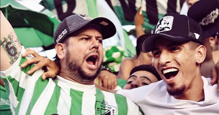 Antes de ser jugador profesional, Muñoz formó parte de Los del Sur, la barra de Atlético Nacional. Antes de ser jugador profesional, Muñoz formó parte de Los del Sur, la barra de Atlético Nacional.