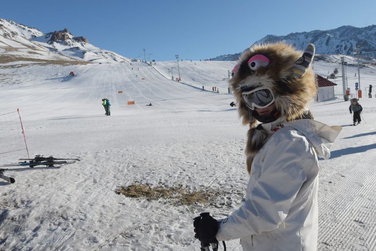 Los gorros monstruitos son tendencias tanto en Las Leñas como en los centro de esquí de la Patagonia.