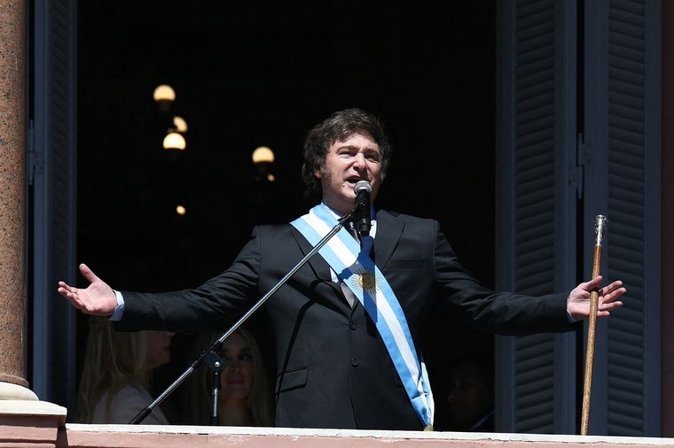 Javier Milei mostró el proyecto de ley que mandó al Congreso. Crédito: NA Foto: Noticias Argentinas